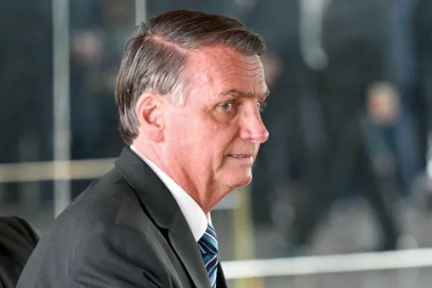 جايير بولسونارو بعد إدلائه بتصريح في القصر الرئاسي في الأول من نوفمبر الحالي (أ.ف.ب)