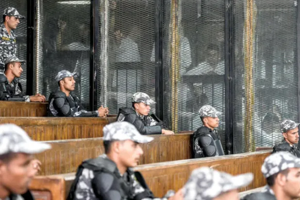 محاكمات لعناصر من «الإخوان» في مصر بتهمة الانتماء لـ«تنظيم إرهابي» (أ.ف.ب)