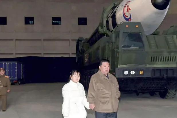 الزعيم الكوري الشمالي ممسكاً بيد ابنته أمام صاروخ عملاق (د.ب.أ)