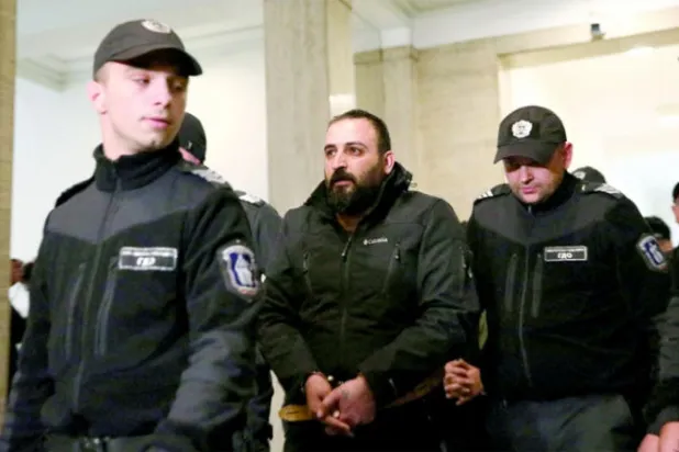 أحد المشتبه بهم في تفجير تقسيم في إسطنبول لدى مثوله أمام محكمة في صوفيا عاصمة بلغاريا أمس (رويترز)