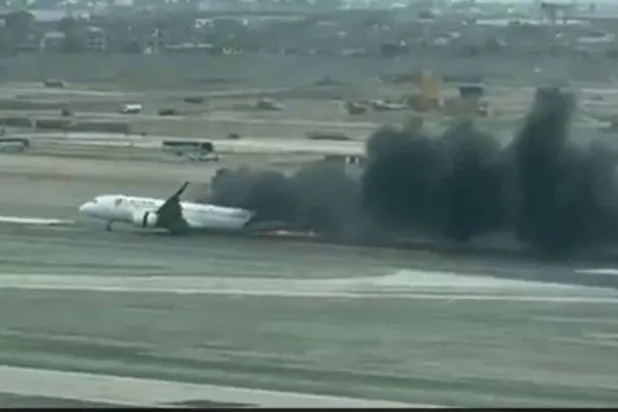صورة من فيديو يظهر حادث اصطدام الطائرة بشاحنة في مطار ليما الدولي (تويتر)