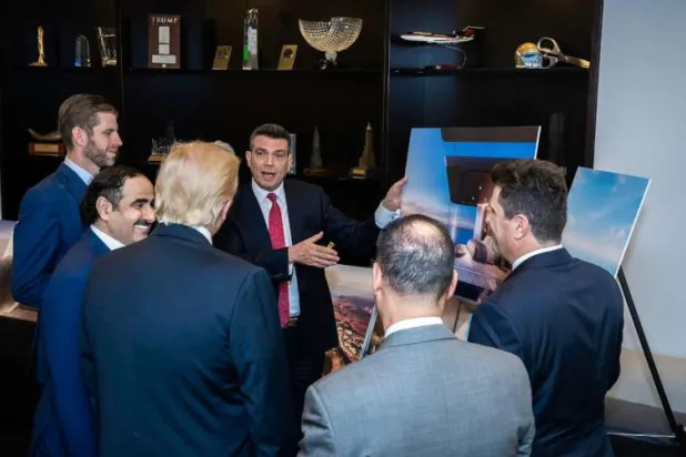 ممثلو شركة «دار الأركان» و«منظمة ترمب» بعد توقيع الاتفاقية (الشرق الأوسط)