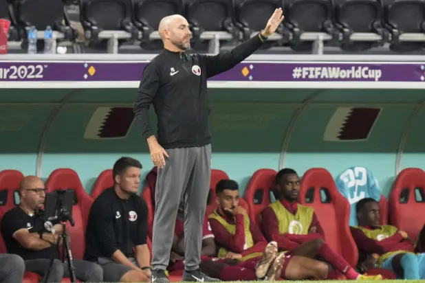 سانشيز واجه حرجاً كبيراً بعد الخسارة الافتتاحية في كأس العالم (أ.ب)