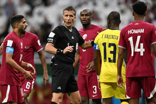 لاعبو قطر لم يظهروا بالمستوى المطلوب أمام الإكوادور (أ.ف.ب)