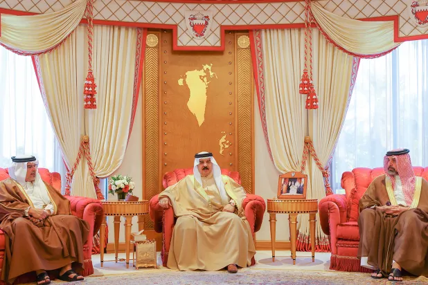 الملك حمد بن عيسى يستقبل الأمير سلمان بن حمد بقصر الصخير (بنا)