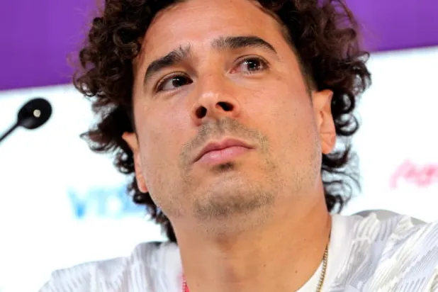 أوتشوا حارس المكسيك يتحدث لوسائل الإعلام قبل مباراة بولندا (إ.ب.أ)