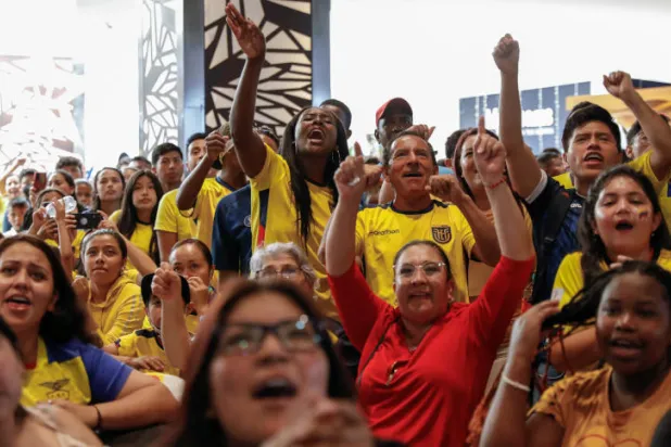 مشجعون إكوادوريون يحتفلون بفوز منتخب بلادهم على قطر (رويترز)