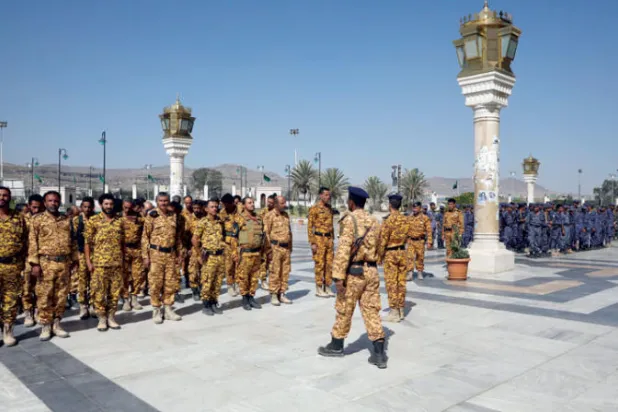 عناصر حوثية تشارك في تشييع قيادي بالجماعة في صنعاء (إ.ب.أ)