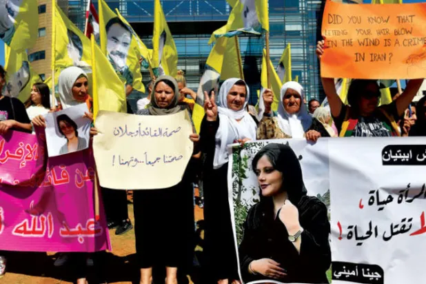 من مظاهرة نسائية كردية ضد إيران وتركيا في بيروت (إ.ب.أ)