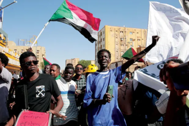 مسيرة في الخرطوم تطالب بالحكم المدني الخميس الماضي (أ.ب)