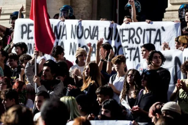 Cuma günü Roma'da Meloni hükümetine karşı düzenlenen öğrenci protestosu (EPA)
