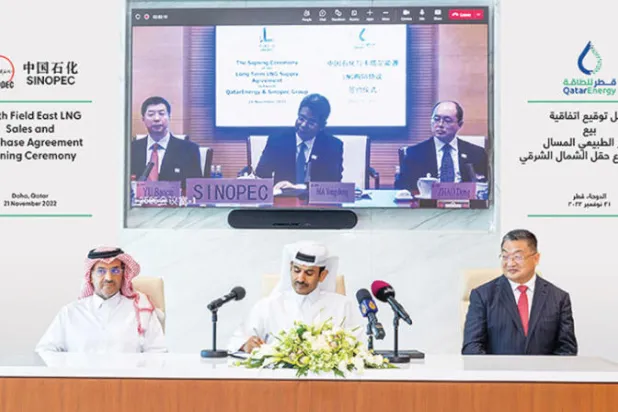 جانب من توقيع اتفاقية الغاز أمس بين «قطر للطاقة» و«سينوبك» الصينية (موقع شركة قطر للطاقة)