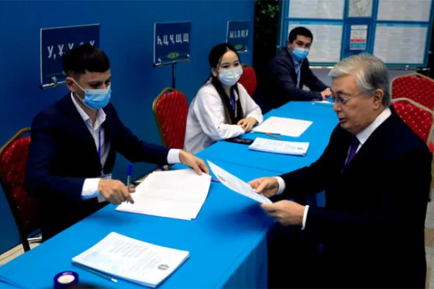 الرئيس توكاييف قبيل الإدلاء بصوته داخل مركز اقتراع في أستانا أمس (د.ب.أ)