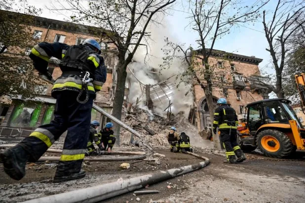 رجال الدفاع المدني يزيلون الركام من منطقة في زابوريجيا بعد تعرضها لغارة في 6 أكتوبر 2022 (أ.ف.ب)