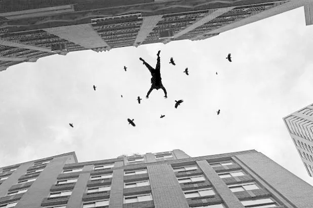 صورة مركبة لفتاة ألقت بنفسها من أعلى مبنى بهدف الانتحار  (BBC)