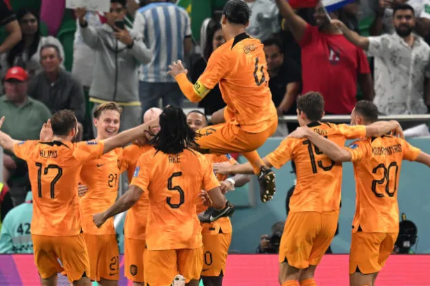 فرحة لاعبي هولندا بالثنائية القاتلة في السنغال (د.ب.أ)