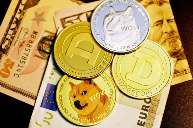Billy Markus ve Jackson Palmer'ın 2013'te "şaka amaçlı" geliştirdiği Dogecoin, giderek en değerli kripto para birimlerinden biri haline geldi (Unsplash)


