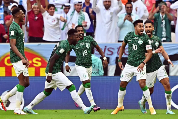 فرحة لاعبي المنتخب السعودي بثنائيتهم التاريخية في التانغو (إ.ب.أ)