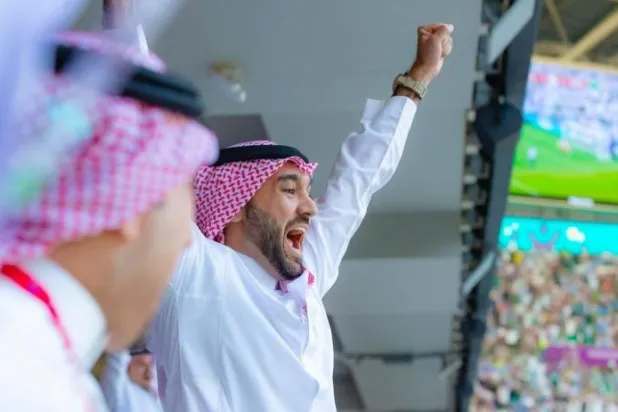 فرحة الأمير عبد العزيز بن تركي الفيصل وزير الرياضة وياسر المسحل رئيس اتحاد القدم بفوز الأخضر الكبير (الشرق الأوسط)