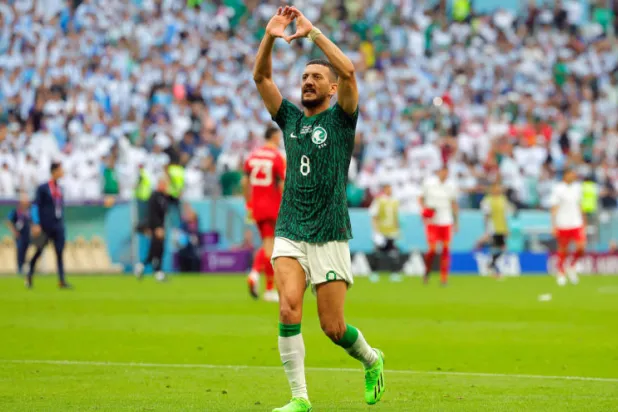 عبد الإله المالكي نجم وسط المنتخب السعودي خلال المباراة التاريخية (أ.ف.ب)