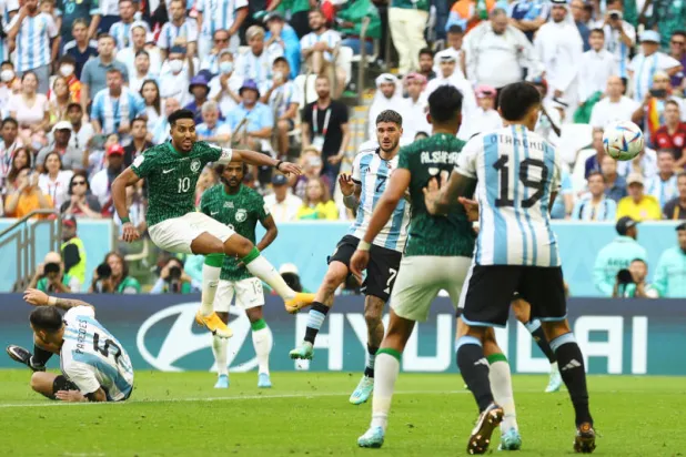 مباراة السعودية والأرجنتين لن ينساها التاريخ (رويترز)