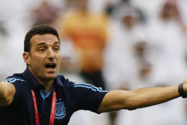 سكالوني بدا محبطاً وحزيناً بعد الخسارة من السعودية (أ.ف.ب)