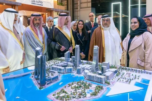 ولي العهد البحريني الأمير سلمان بن حمد آل خليفة لدى افتتاحه معرض «سيتي سكيب البحرين 2022» (بنا)