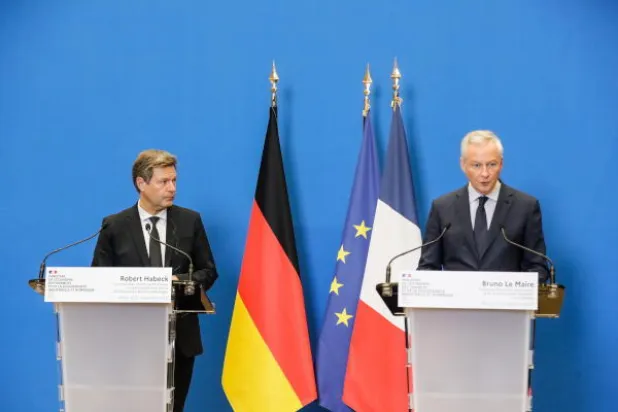وزير المالية الفرنسي برونو لومير (يمين) خلال مؤتمره الصحافي مع وزير الاقتصاد الألماني روبرت هابيك (إ.ب.أ)