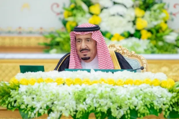 خادم الحرمين الشريفين الملك سلمان بن عبد العزيز لدى ترؤسه جلسة مجلس الوزراء بقصر اليمامة في الرياض (واس)