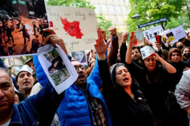 İranlılar geçtiğimiz eylül ayında, İran’daki protestoları desteklemek için Hamburg’da yürüyüş düzenledi. (DPA)