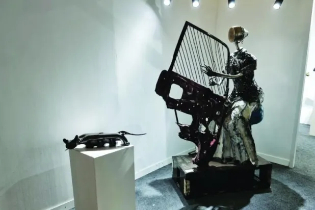 تمثال مصنوع من الخردة ومخلفات المعادن للفنان عمار شيحة (أسبوع الفن)