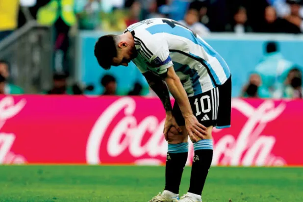 ميسي متأثراً بالخسارة أمام الأخضر أمس (أ.ب)