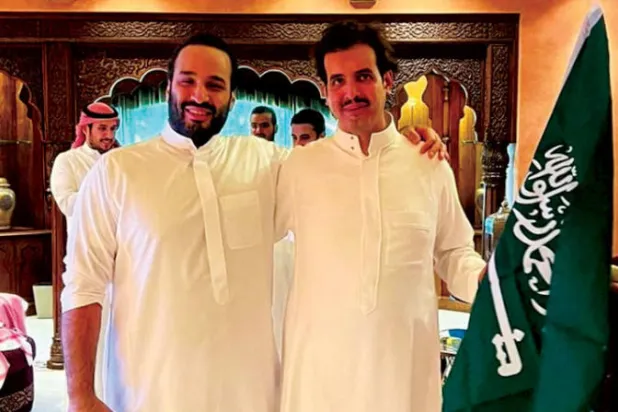 الامير محمد بن سلمان والامير سعود بن سلمان وهو يحمل العلم السعودي (الشرق الأوسط)