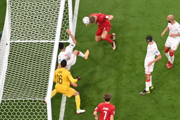 جانب من مباراة تونس والدنمارك التي انتهت سلبية (أ.ف.ب)