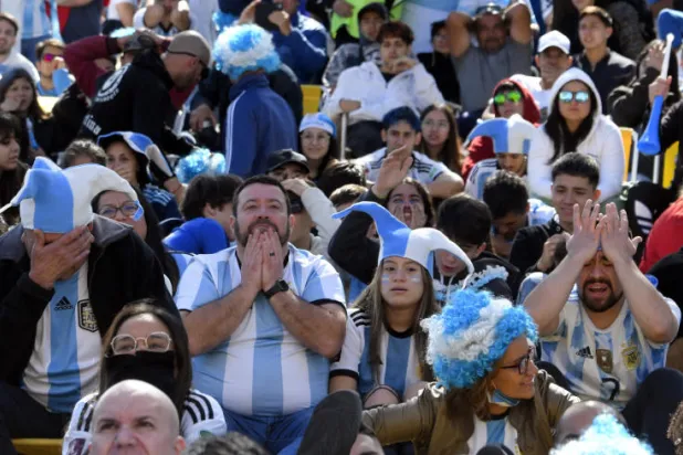 الأرجنتينيون تناولوا قهوة مُرّة بمرارة هزيمة السعودية للتانغو (أ.ب)
