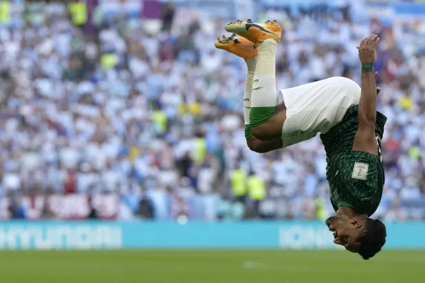 لاعب المنتخب السعودي سالم الدوسري يحتفل بتسجيل الهدف الثاني (أ.ب)