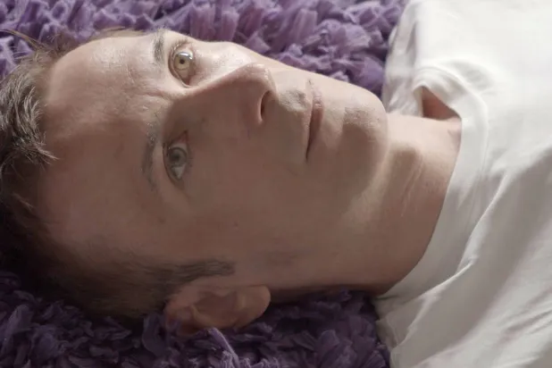 أحد المترجمين في المحكمة الجنائية ليوغوسلافيا (نيويوركر)