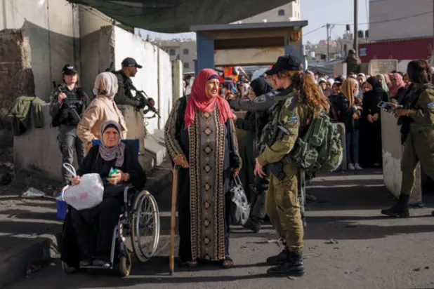 الفلسطينيون وسلطات الاحتلال (أ.ب)