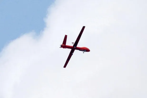 مسيّرة عسكرية إسرائيلية تحلّق قرب الحدود السورية في هضبة الجولان المحتلة يوم 7 نوفمبر الحالي (أ.ف.ب)