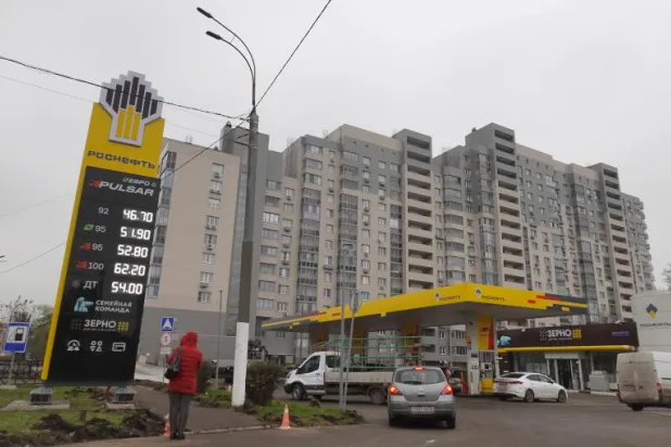 لقطة عامة لمحطة وقود في موسكو (إ.ب.أ)