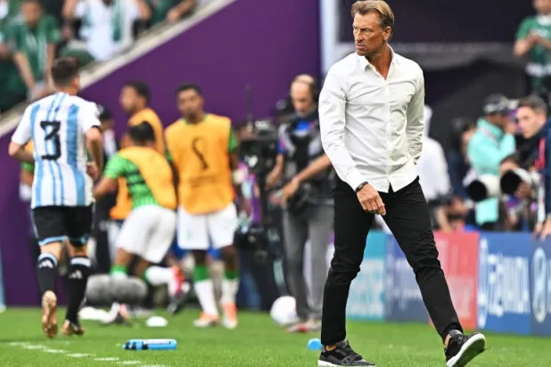 رينارد بخطته الحكيمة في الدفاع أجبر الحكم السلوفيني على إلغاء 3 أهداف بداعي التسلل (إ.ب.أ)