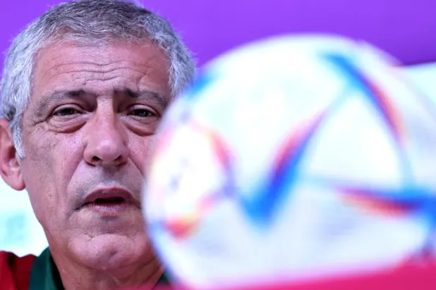 سانتوس مدرب البرتغال وهو يتحدث للصحافة اليوم (إ.ب.أ)