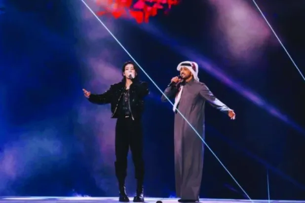 Katarlı sanatçı Fahal al-Kubaisi ve Güney Koreli BTS üyesi Jung Kook Ktar’daki 2022 Dünya Kupası’nın açılışı sırasında ( Fahad al Kubaisi’nin Twitter hesabı)