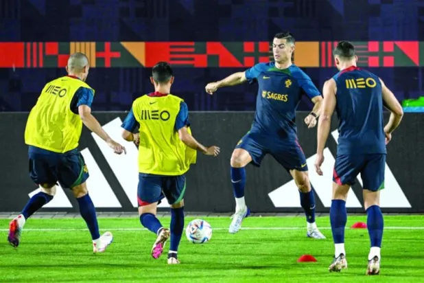 رونالدو في تدريبات البرتغال غير عابئ بالضجة التي فجّرها وأدت لانفصاله عن ناديه (أ.ف.ب)