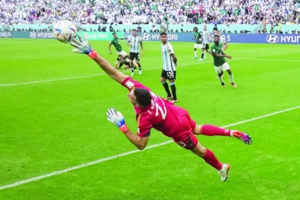 كرة الدوسري تعانق الشباك الأرجنتينية خلال المواجهة المونديالية (رويترز)