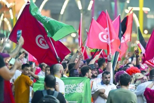 المشجعون العرب احتفلوا إلى جانب أشقائهم السعوديين في ميادين الدوحة (د.ب.أ)