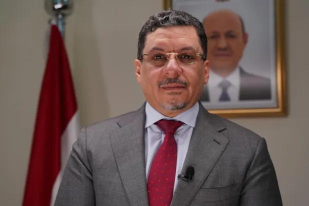 الدكتور أحمد عوض بن مبارك لدى إجراء الحوار مع «الشرق الأوسط» بالاتصال المرئي (تصوير: نواف المطيري)