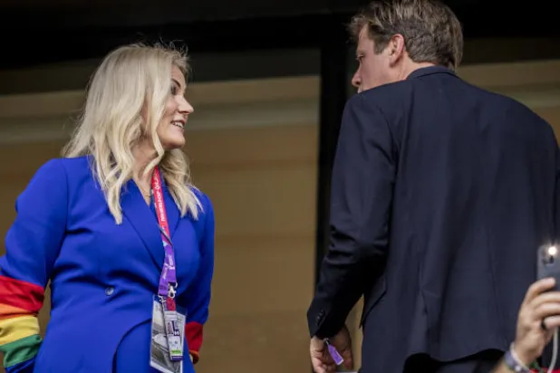 رئيسة وزراء الدنمارك السابقة هيلي ثورننج شميدت حضرت مباراة بلادها وتونس مرتدية شارة قوس قزح (أ.ب)