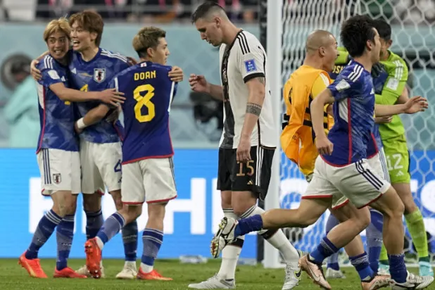 فرحة لاعبي اليابان بانتصارهم المهم على ألمانيا (أ.ب)