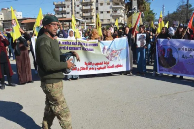  Pazar günü Suriye'nin kuzeydoğusundaki Kamışlı'da Türkiye'nin operasyonlarına karşı protesto gösterisi düzenleyen Kürt destekçileri (EPA)